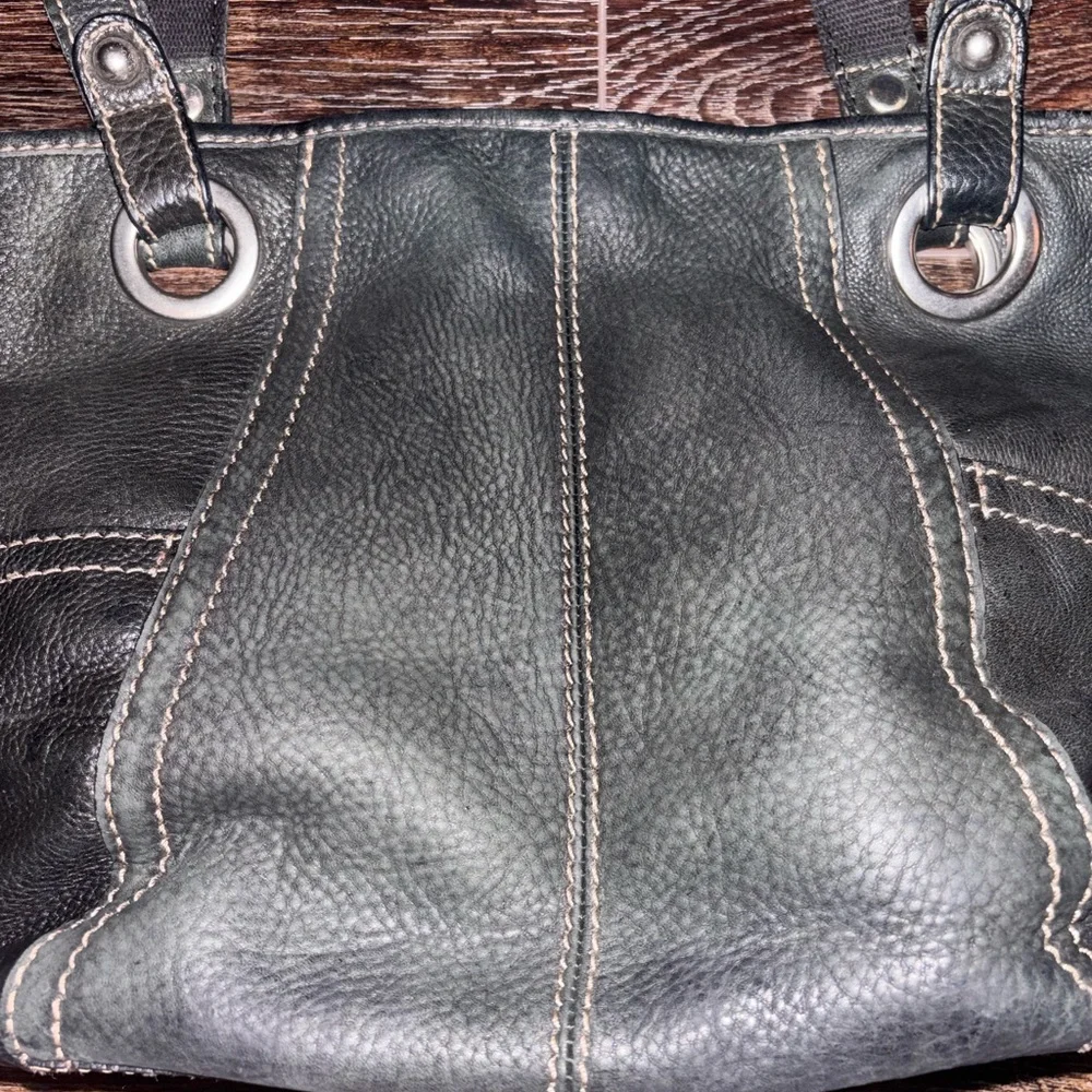 Classic Black Leather Shoulder bag with Contrast Stitching